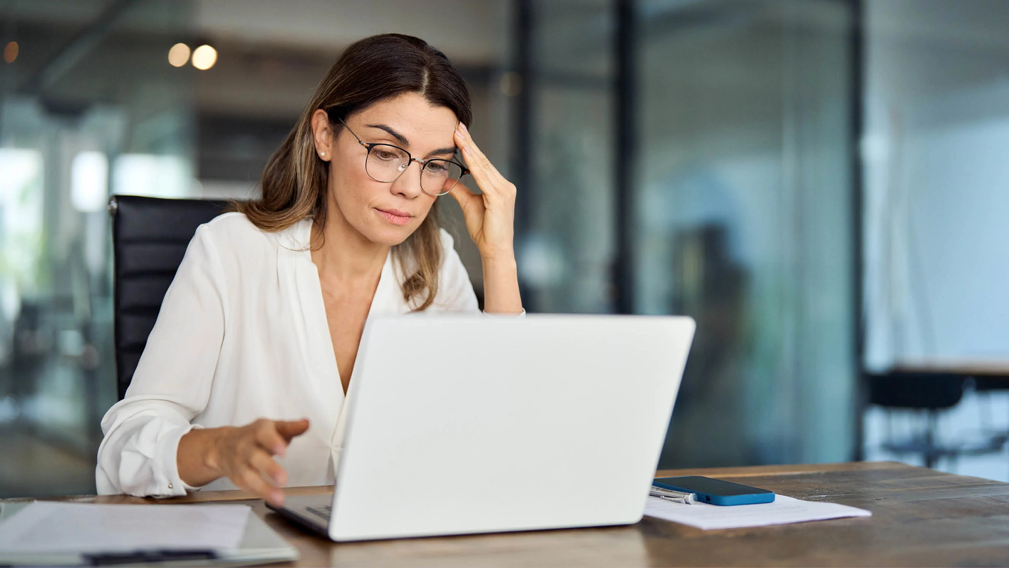 Concerned woman with laptop